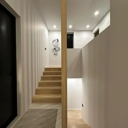 Brand New With Balcony And Free Parking דירה