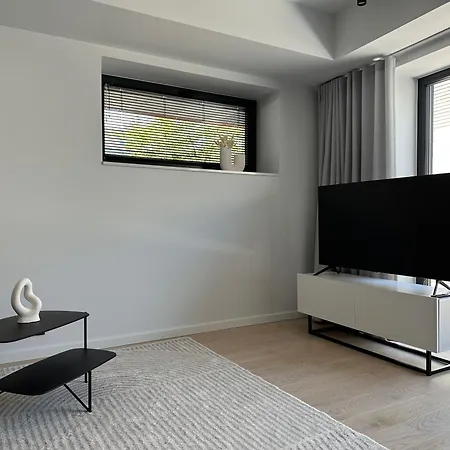 Brand New With Balcony And Free Parking דירה