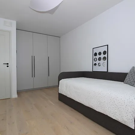 Brand New With Balcony And Free Parking דירה