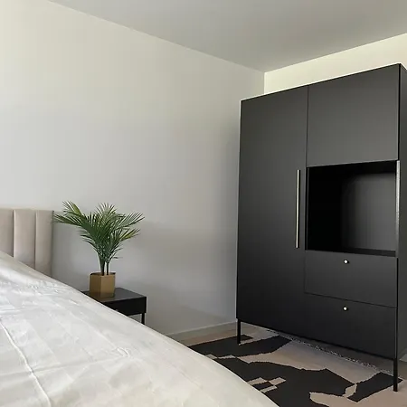 Brand New With Balcony And Free Parking דירה *
