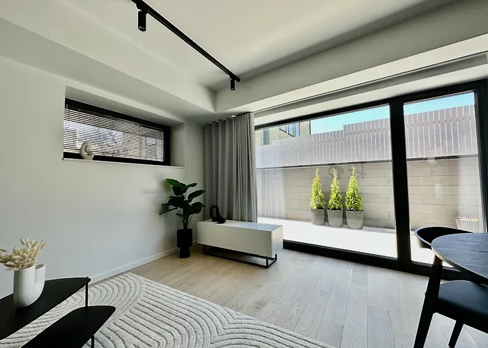 Lägenhet Brand New With Balcony And Free Parking