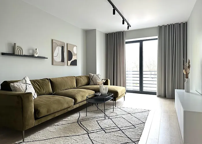 Brand New With Balcony And Free Parking Lägenhet