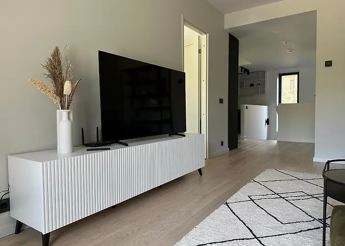 Brand New With Balcony And Free Parking Lägenhet *