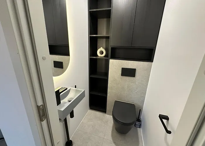 Lägenhet Brand New With Balcony And Free Parking *