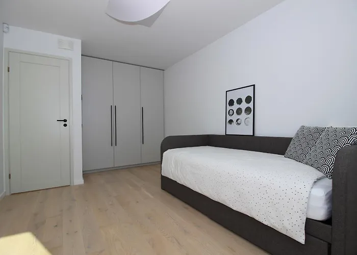 Brand New With Balcony And Free Parking Lägenhet