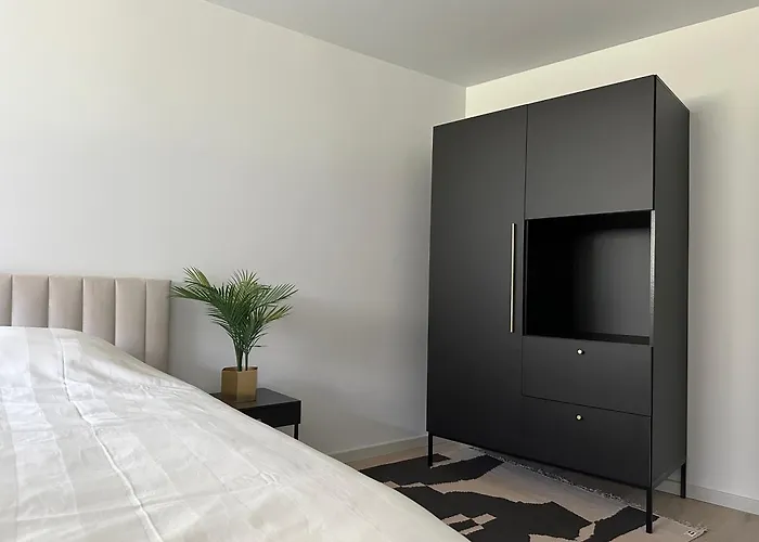 Brand New With Balcony And Free Parking Lägenhet *